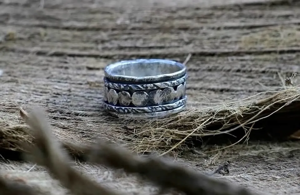 Кольцо из коллекции Meditation Rings. Серебро, чернение. Центральная часть крутится вокруг основы и дарит успокаивающий эффект. Гоа, 2014